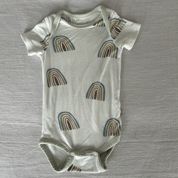 Kyte Baby aloe Rainbow Bodysuit, 0-3 months - Picture 1 of 4